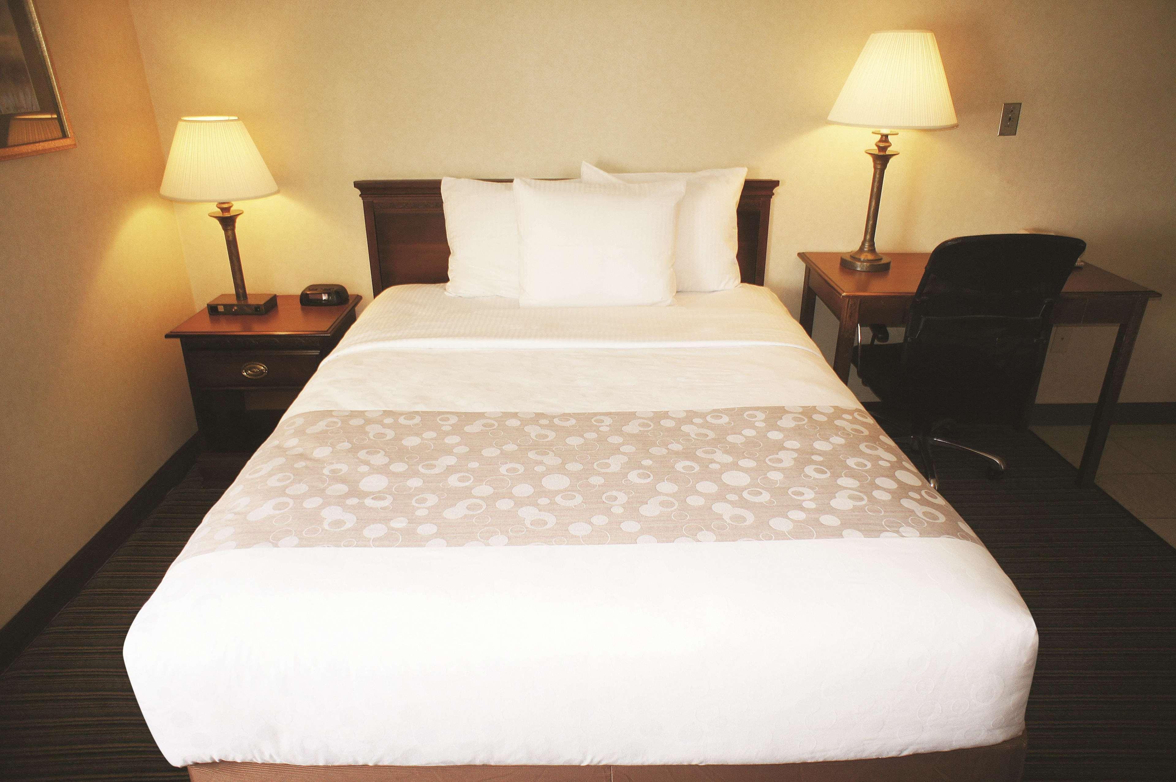 Holiday Inn Express St. Albans By Ihg Exterior photo