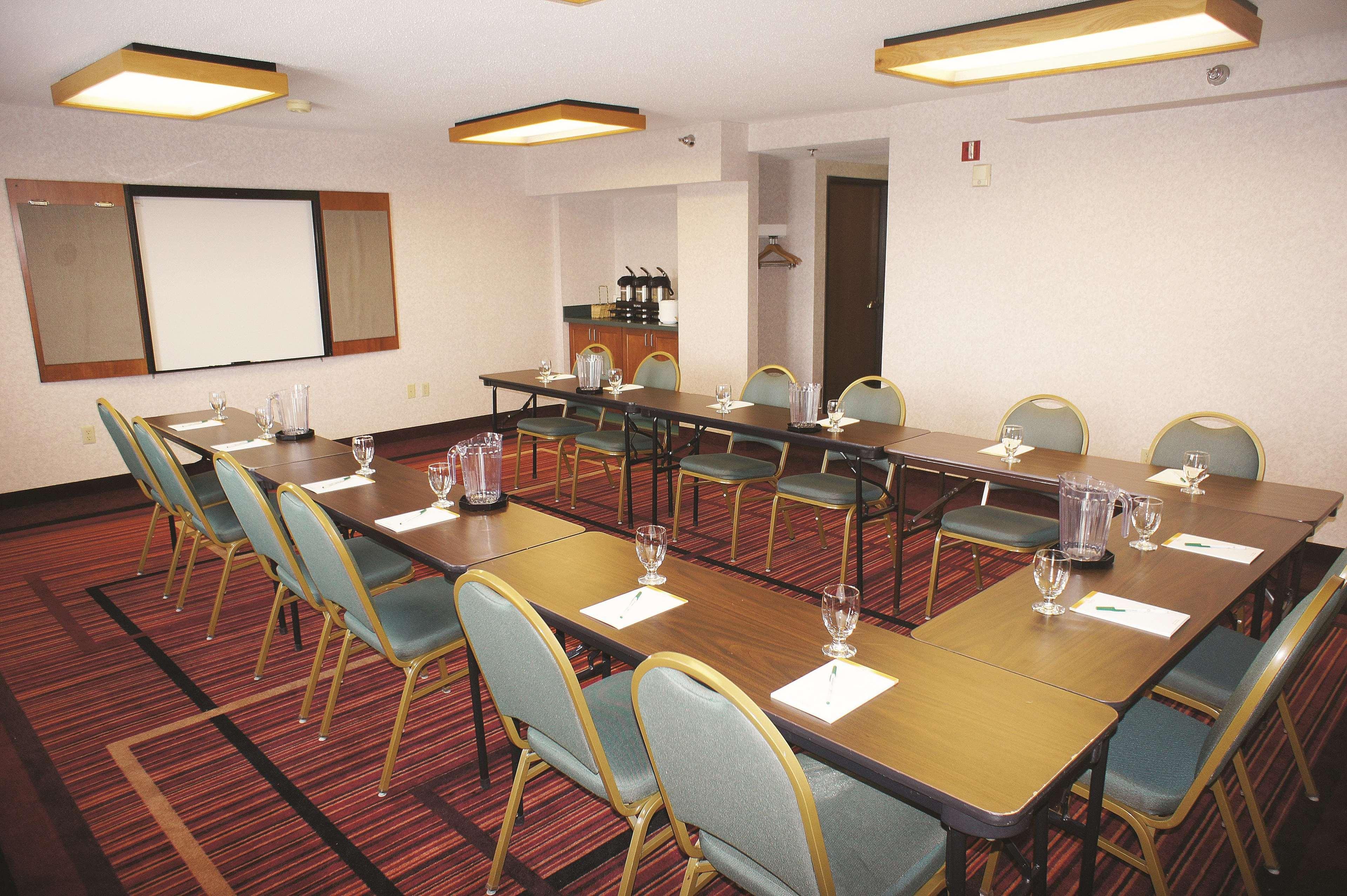 Holiday Inn Express St. Albans By Ihg Exterior photo